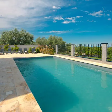 Villa Complex Luve *